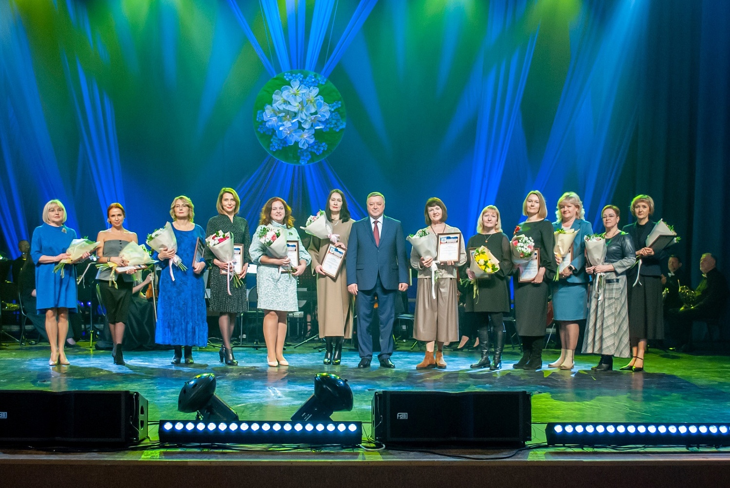 На праздничном концерте, посвященном Международному женскому дню, мэр города наградил медицинских работников СибФНКЦ