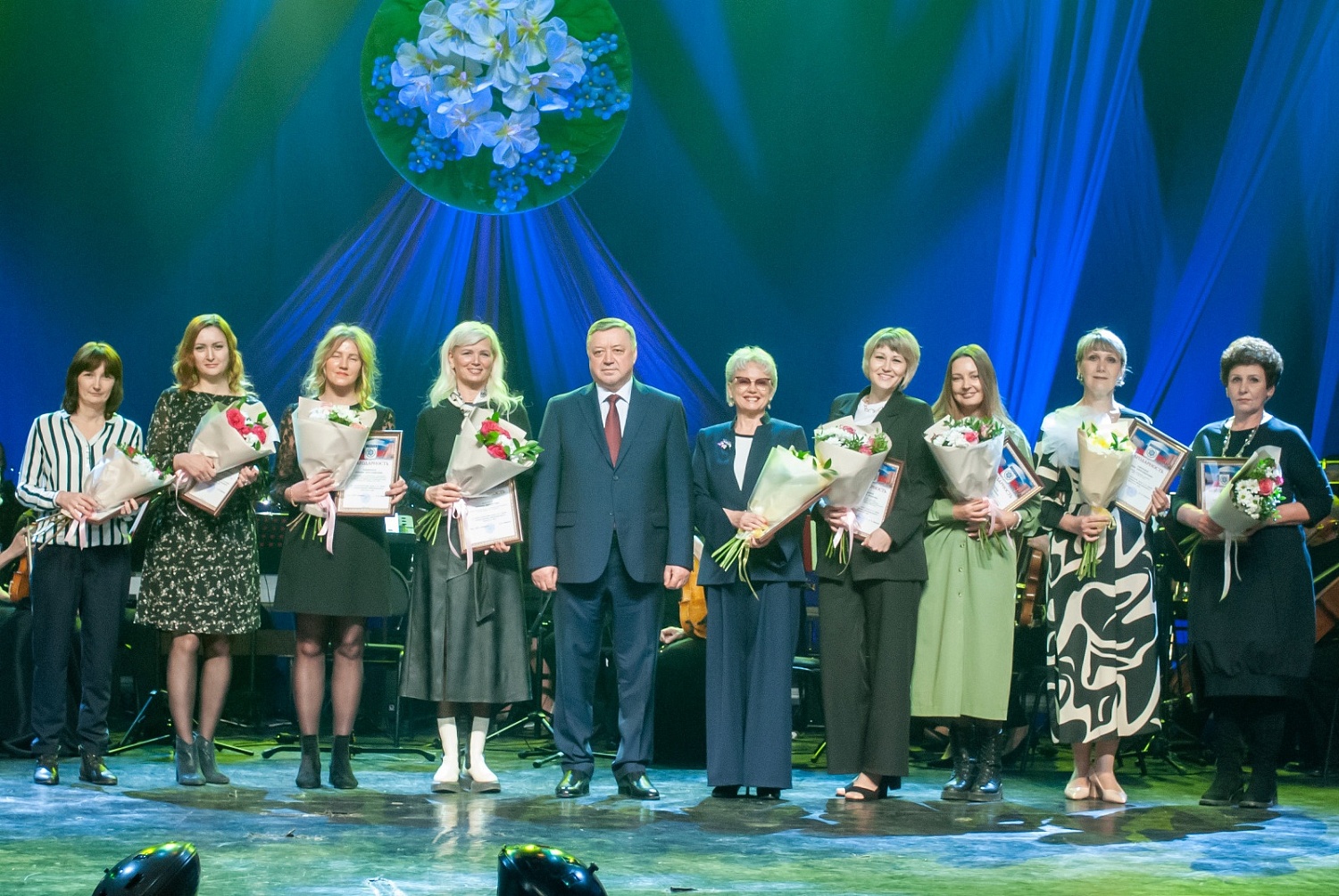 На праздничном концерте, посвященном Международному женскому дню, мэр города наградил медицинских работников СибФНКЦ